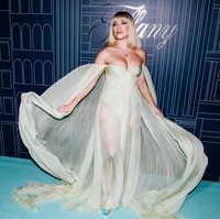 Gaun strapless rancangan Direktur Kreatif Valentino Pierpaolo Piccioli tersebut hadir dalam material menerawang sukses mempertegas aura seksi Florence Pugh. (Foto: Nina Westervelt/Variety via Getty Images)