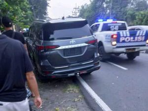 Oleng Gegara Pecah Ban, Fortuner Tabrak Mobil dan Motor Polisi di Mojokerto