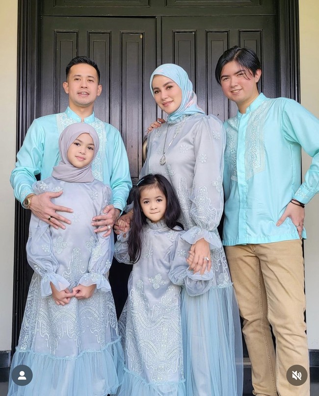Momen Lebaran, keluarga Olla Ramlan memakai sarimbit bernuansa powder blue. Dalam foto tersebut, putri pasangan Aufar Hutapea dan Olla Ramlan yaitu Aleena Aufar Hutapea tampil cantik dengan hijab dan dress bahan tile.  Foto: Dok. Instagram @ollaramlan.