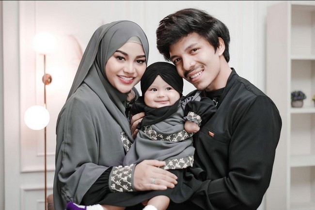 Ameena Hanna Nur Atta anak pasangan Aurel Hermansyah dan Atta Halilintar ini memakai hijab hitam. Ameena menebarkan senyuman dan membuat hati langsung meleleh. Foto: Dok. Instagram @aurelie.hermansyah.