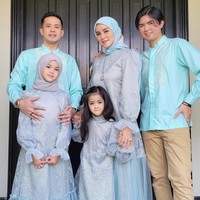 Momen Lebaran, keluarga Olla Ramlan memakai sarimbit bernuansa powder blue. Dalam foto tersebut, putri pasangan Aufar Hutapea dan Olla Ramlan yaitu Aleena Aufar Hutapea tampil cantik dengan hijab dan dress bahan tile.  Foto: Dok. Instagram @ollaramlan.