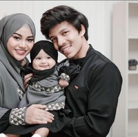 Ameena Hanna Nur Atta anak pasangan Aurel Hermansyah dan Atta Halilintar ini memakai hijab hitam. Ameena menebarkan senyuman dan membuat hati langsung meleleh. Foto: Dok. Instagram @aurelie.hermansyah.