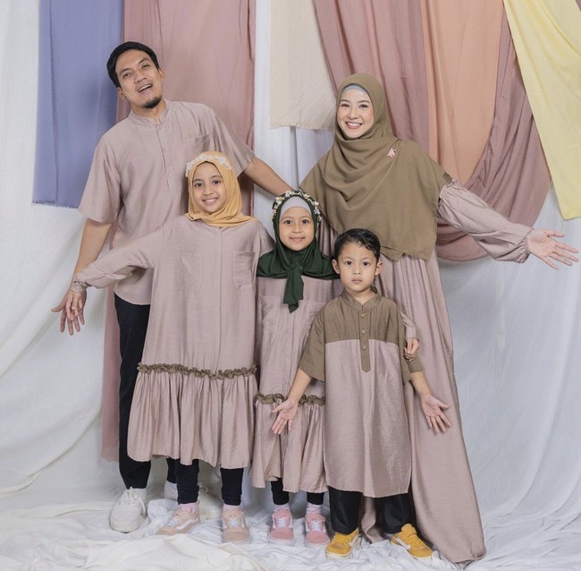 Pasangan selebriti Deddy Mahendra Desta dan Natasha Rizky mengunggah foto keluarga. Dalam foto terlihat, anak perempuan mereka Megumi Arrawda Sachi dan Miskha Arrawfa Najma tampil berhijab. Foto: Dok. Instagram @natasharizkynew.