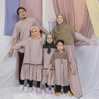 Pasangan selebriti Deddy Mahendra Desta dan Natasha Rizky mengunggah foto keluarga. Dalam foto terlihat, anak perempuan mereka Megumi Arrawda Sachi dan Miskha Arrawfa Najma tampil berhijab. Foto: Dok. Instagram @natasharizkynew.