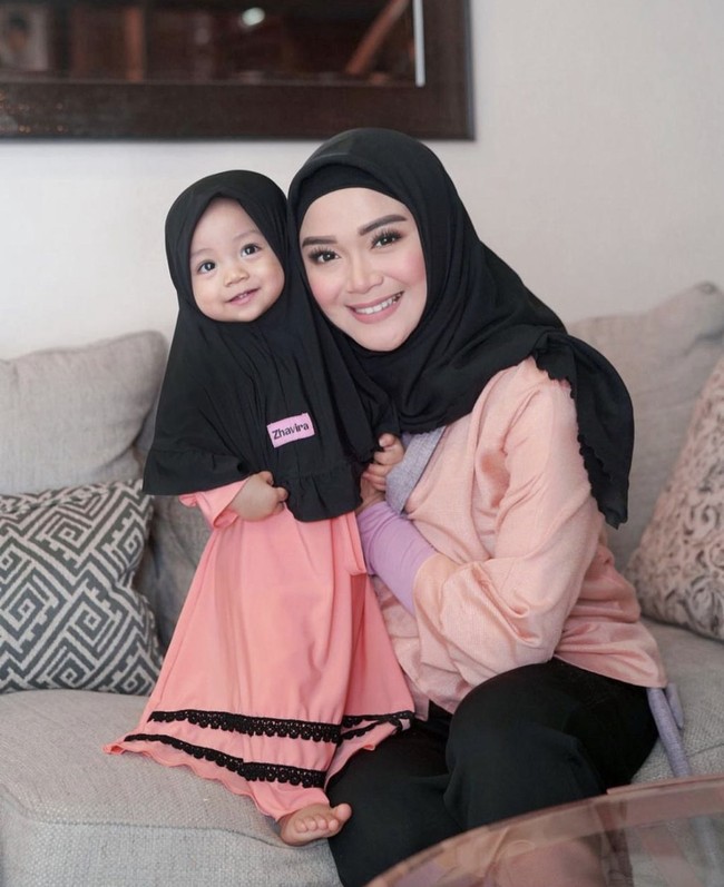Pemain FTV Sheza Idris juga memperkenalkan hijab ke buah hatinya, Adreena Aisyah sejak kacil. Sheza Idris dan Adreena Aisyah sama-sama mengenakan hijab warna hitam. Foto: Dok. Instagram @shezaidris.