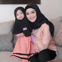 Pemain FTV Sheza Idris juga memperkenalkan hijab ke buah hatinya, Adreena Aisyah sejak kacil. Sheza Idris dan Adreena Aisyah sama-sama mengenakan hijab warna hitam. Foto: Dok. Instagram @shezaidris.