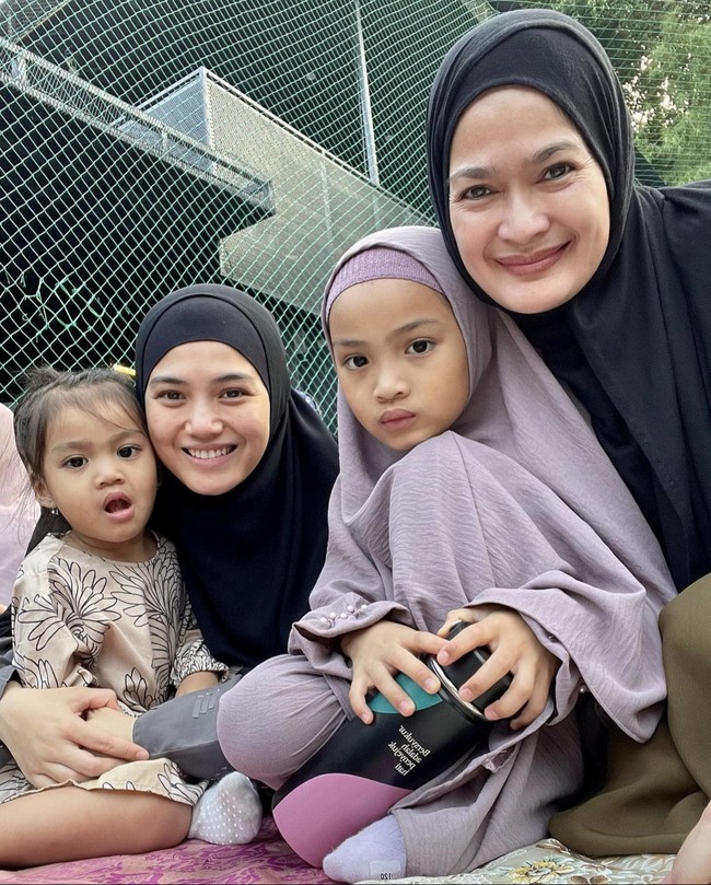 Artis dan model Donna Harun mengunggah momen saat salat Idul Fitri bersama menantunya Herfiza dan kedua cucu tercintanya. Anak pertama Herfiza dan Ricky Harun, Mikaila Akyza Pratama terlihat memakai hijab instan dilengkapi dengan inner rajut membuat wajahnya semakin menggemaskan. Foto: Dok. Instagram @dinnaharunofficial.