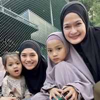 Artis dan model Donna Harun mengunggah momen saat salat Idul Fitri bersama menantunya Herfiza dan kedua cucu tercintanya. Anak pertama Herfiza dan Ricky Harun, Mikaila Akyza Pratama terlihat memakai hijab instan dilengkapi dengan inner rajut membuat wajahnya semakin menggemaskan. Foto: Dok. Instagram @dinnaharunofficial.