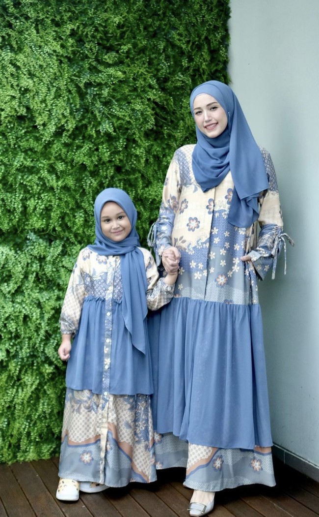 Anak bungsu Pasha Ungu dan Adelia Pasha yang bernama Princess Kayla Mutiara Pasha tampil kompak dengan sang ibu memakai busana muslim. Kayla berpose menggunakan hijab segi empat biru dan gamis motif. Foto: Dok. Instagram @adeliapasha.