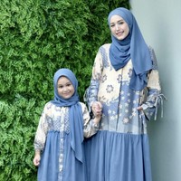 Anak bungsu Pasha Ungu dan Adelia Pasha yang bernama Princess Kayla Mutiara Pasha tampil kompak dengan sang ibu memakai busana muslim. Kayla berpose menggunakan hijab segi empat biru dan gamis motif. Foto: Dok. Instagram @adeliapasha.