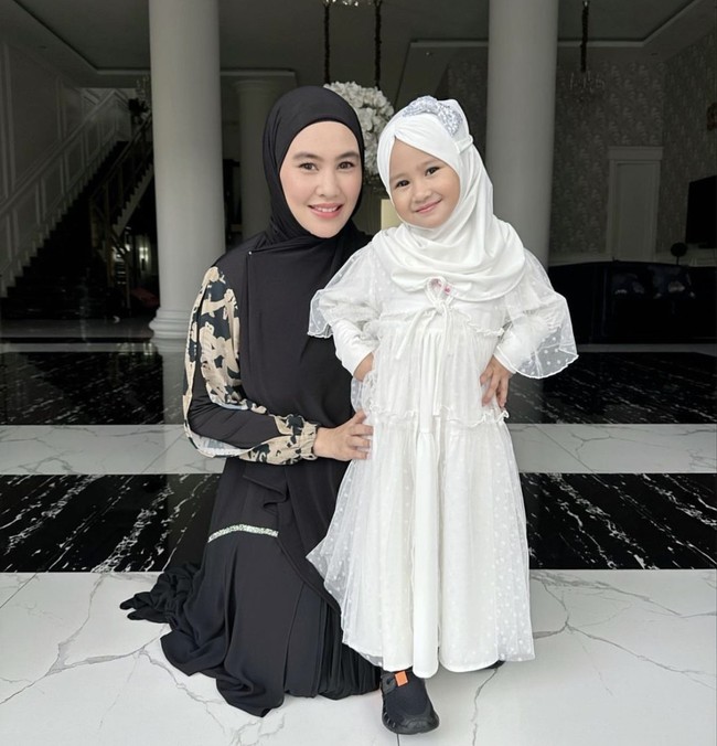 Orang tua yang mempunyai anak perempuan selalu ingin mendandani dengan berbagai busana, salah satunya memakaikan hijab. Seperti Kartika Putri yang kerap mendadani putrinya, Khalisa Aghni Bahira dengan hijab dan gamis. Foto: Dok. Instagram @kartikaputriworld.