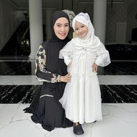 Orang tua yang mempunyai anak perempuan selalu ingin mendandani dengan berbagai busana, salah satunya memakaikan hijab. Seperti Kartika Putri yang kerap mendadani putrinya, Khalisa Aghni Bahira dengan hijab dan gamis. Foto: Dok. Instagram @kartikaputriworld.
