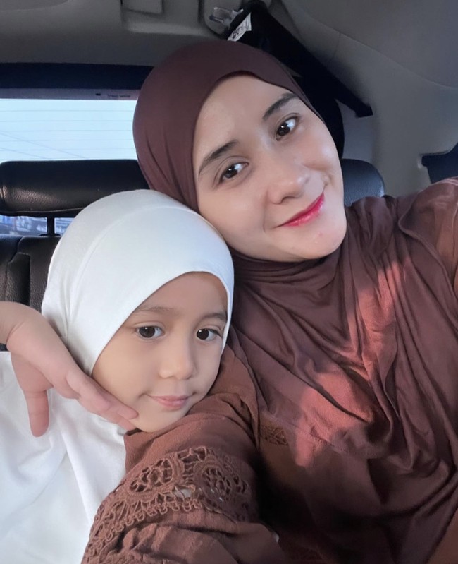 Pemain FTV Ryana Dea dan Puadin Redi menikah pada 16 Oktober 2016, dan dikaruniai satu orang anak perempuan dan laki-laki. Anak pertama, Qiandra Rynayra Redi berselfie dengan sang ibu di dalam mobil. Qiandra Rynayra Redi mengenakan hijab instan warna putih dan bikin geregetan. Foto: Dok. Instagram @ryanadea.
