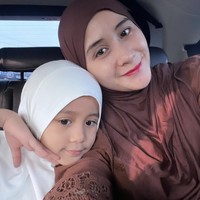 Pemain FTV Ryana Dea dan Puadin Redi menikah pada 16 Oktober 2016, dan dikaruniai satu orang anak perempuan dan laki-laki. Anak pertama, Qiandra Rynayra Redi berselfie dengan sang ibu di dalam mobil. Qiandra Rynayra Redi mengenakan hijab instan warna putih dan bikin geregetan. Foto: Dok. Instagram @ryanadea.