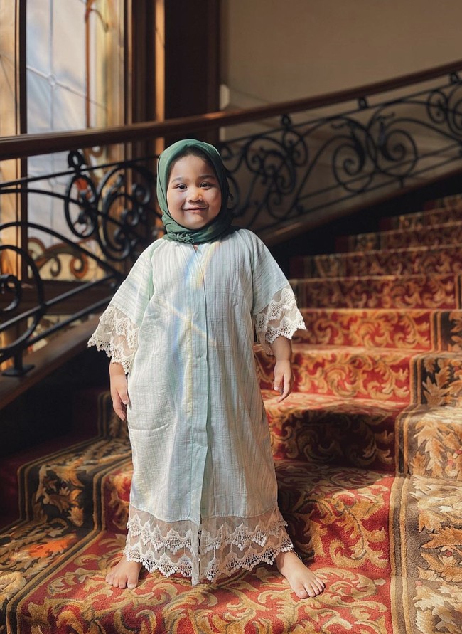 Tarra Budiman dan Gya Pramadisty Sadiqah memiliki anak perempuan bernama Kalea Jada Agyra. Tarra terkejut tiba-tiba sang anak ingin berhijab saat Lebaran. Tiba-tiba minta pake kerudung, sepertinya mau cosplay jadi Hafizah. Kaaall cuurhaat doong Kaal!! ❤️😍, tulis haru @tarrabudiman.  Foto: Dok. Instagram @tarrabudiman.