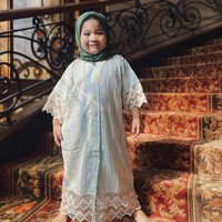 Tarra Budiman dan Gya Pramadisty Sadiqah memiliki anak perempuan bernama Kalea Jada Agyra. Tarra terkejut tiba-tiba sang anak ingin berhijab saat Lebaran. Tiba-tiba minta pake kerudung, sepertinya mau cosplay jadi Hafizah. Kaaall cuurhaat doong Kaal!! ❤️😍, tulis haru @tarrabudiman.  Foto: Dok. Instagram @tarrabudiman.