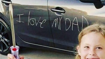 I love my dad, aww. Eh lho? Nggak gitu juga Nak... Foto: nonaestheticsthings via Bored Panda