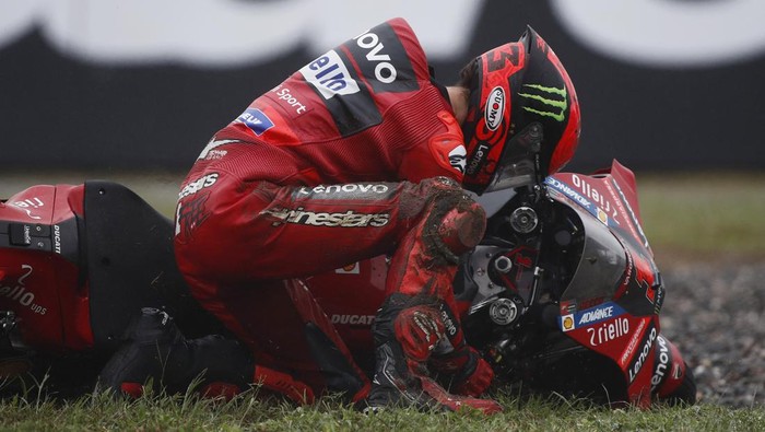 MotoGP - Argentina Grand Prix - Autodromo Termas de Rio Hondo, Santiago del Estero, Argentina - April 2, 2023 Ducati Lenovo Teams Francesco Bagnaia after coming off the track during the race REUTERS/Agustin Marcarian