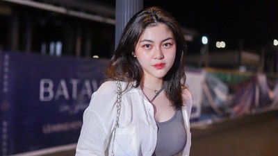 7 Pose Cantik Gabriel Angelina, Cewek yang Renang Bareng Reza Arap