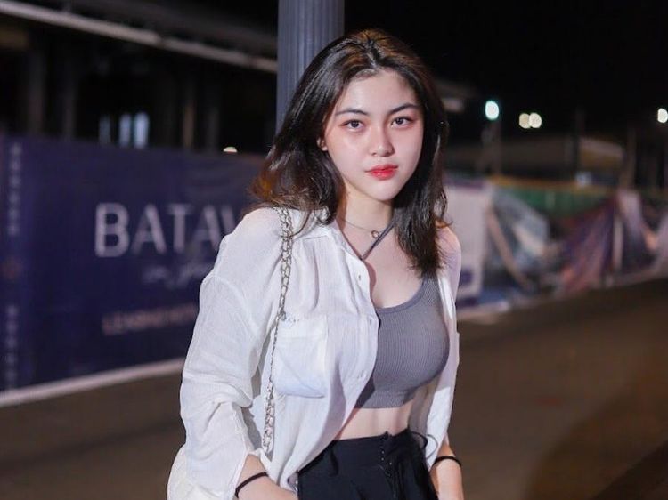 7 Pose Cantik Gabriel Angelina, Cewek yang Renang Bareng Reza Arap