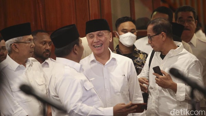 Eks Ketum PSSI Mochamad Iriawan atau Iwan Bule berkemeja putih dan ikut Rapat Koordinasi Partai Gerindra. Ternyata Iwan Bule sudah bergabung ke Partai Gerindra.
