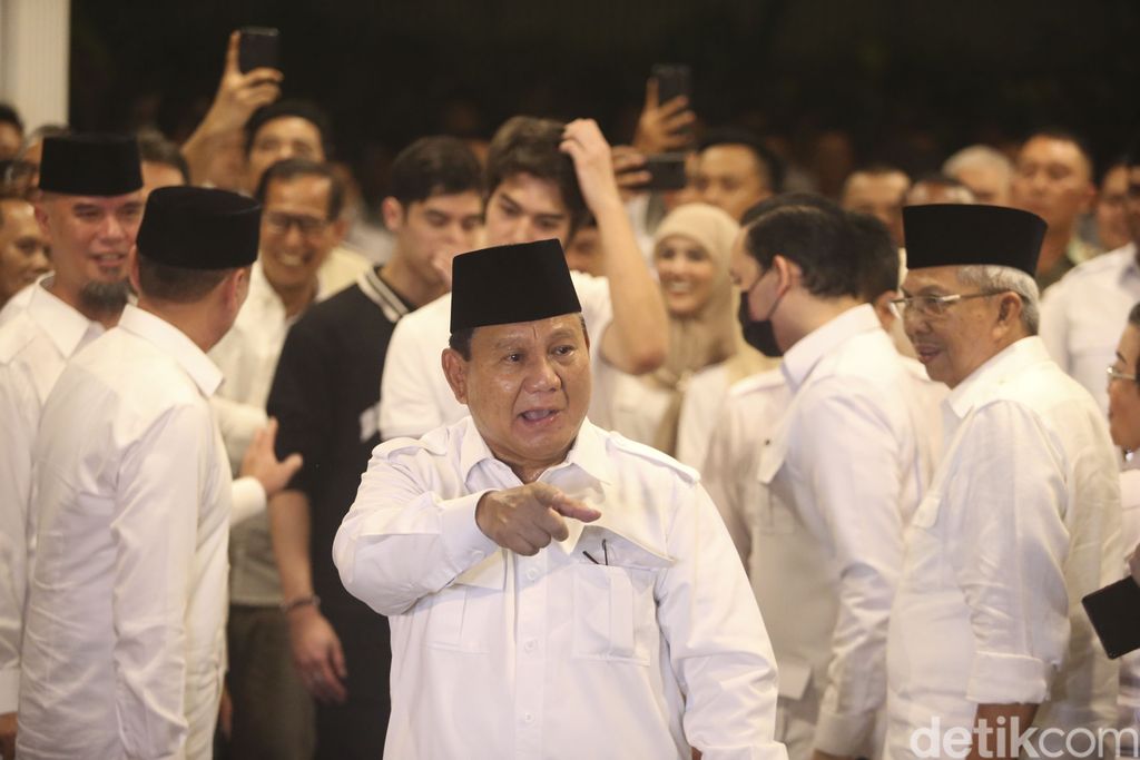Eks Ketum PSSI Mochamad Iriawan atau Iwan Bule berkemeja putih dan ikut Rapat Koordinasi Partai Gerindra. Ternyata Iwan Bule sudah bergabung ke Partai Gerindra.