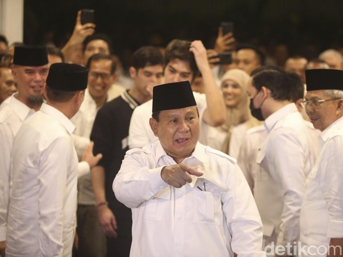 Eks Ketum PSSI Mochamad Iriawan atau Iwan Bule berkemeja putih dan ikut Rapat Koordinasi Partai Gerindra. Ternyata Iwan Bule sudah bergabung ke Partai Gerindra.