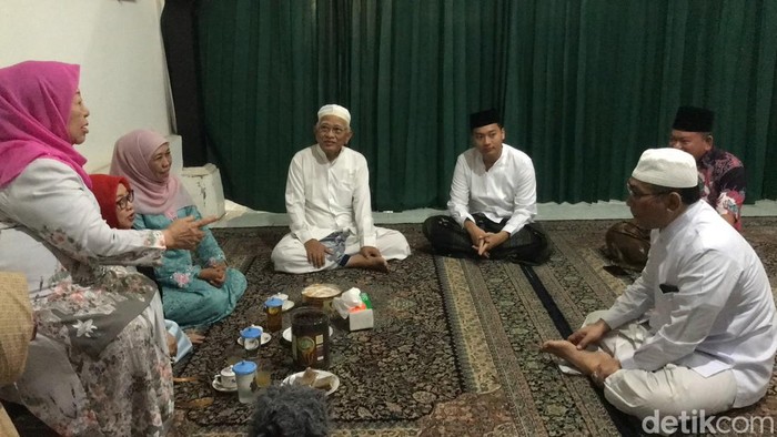 Gubernur Jatim Khofifah Indar Parawansa saat sowan Gus Mus di kediamannya, di Kelurahan Leteh, Rembang, Jateng, Jumat (28/4/2023) pagi.