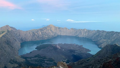 Gunung Rinjani diserbu pendaki seusai libur Lebaran 2023. Bahkan, kuota pendakian sudah terisi penuh sejak 24-29 April 2023.