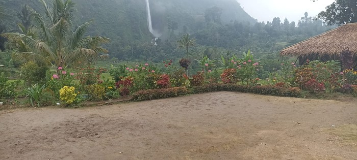 Halaman rumah bah Jajang rusak akibat banyaknya pengunjung