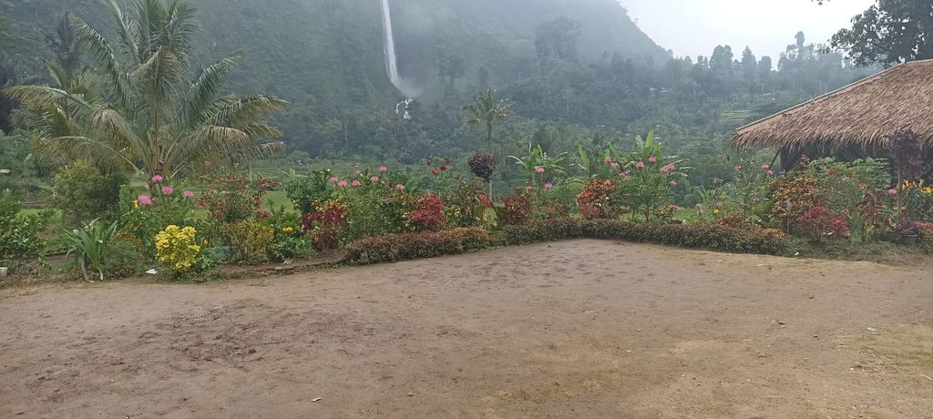Halaman rumah bah Jajang rusak akibat banyaknya pengunjung
