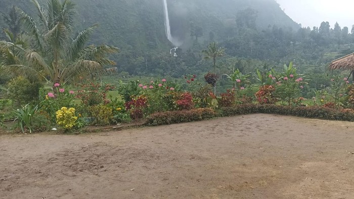 Halaman rumah bah Jajang rusak akibat banyaknya pengunjung