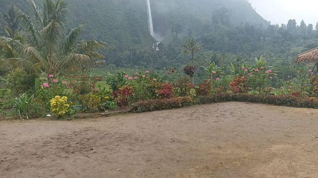 Halaman rumah bah Jajang rusak akibat banyaknya pengunjung