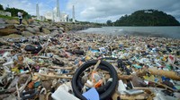 Sampah yang menumpuk selama libur Lebaran dan berada tidak jauh ikon wisata halal Masjid Al Hakim itu mengganggu pengunjung untuk berwisata.