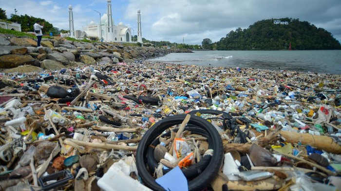 Pengunjung melihat tumpukan sampah di Pantai Padang, Sumatera Barat, Jumat (28/4/2023). Sampah yang menumpuk selama libur Lebaran dan berada tidak jauh ikon wisata halal Masjid Al Hakim itu mengganggu pengunjung untuk berwisata. ANTARA FOTO/Iggoy el Fitra/tom.
