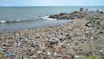 Duh, Tumpukan Sampah Bikin Keindahan Pantai Padang Tercemar
