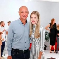 Berdasarkan undang-undang di Brazil, pernikahan di atas usia 16 tahun bisa dilakukan asal ada izin resmi dari wali pengantin. Dalam kasus pernikahan Hissam Hussein Dehaini dan Kauane Rode, izin diberikan oleh ibunda sang pengantin wanita Marilene Rode. Foto: Dok. Facebook