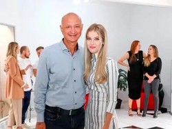 Potret Ratu Kecantikan 16 Tahun yang Dinikahi Walikota 65 Tahun