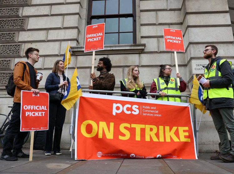 PNS di Inggris Mogok, Ada Apa Nih?