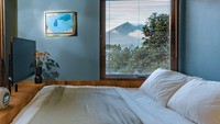 Setiap kamar dilengkapi kasur queen size, AC, TV digital, kulkas, hingga kamar mandi. Tema setiap kamar juga berbeda-beda dan kental unsur seni. Foto: Instagram @piturooms