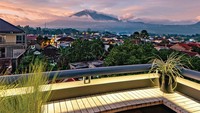 PituRooms juga punya rooftop yang langsung menghadap pegunungan. Foto: Instagram @piturooms