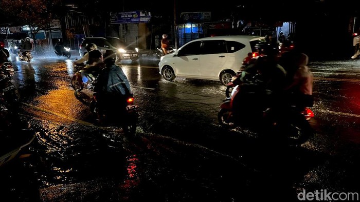 Hujan Deras, Jalan AH Nasution Bandung Tergenang