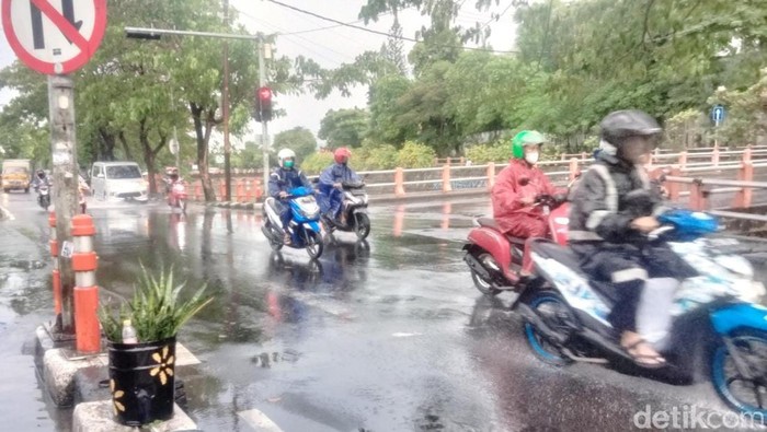 hujan di surabaya