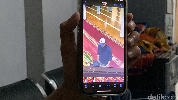Imam masjid di Bandung diludahi bule.
