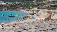 Diketahui, musim liburan di lokasi ini dimulai pada bulan Mei dan mencapai puncaknya pada Juli hingga Agustus. So, sudah menentukan pantai yang jadi incaran? Falassarna jawabannya, setuju?