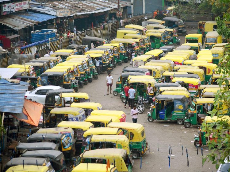 Jalur Lintasan Dibatasi, Ratusan Sopir Bajaj di India Mogok Kerja