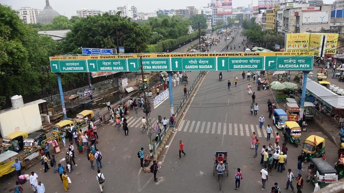 Jalur Lintasan Dibatasi, Ratusan Sopir Bajaj di India Mogok Kerja PATNA, INDIA - APRIL 27: Auto rickshaw stand parked at Patna Junction due to strike of auto rickshaw drivers in support of their various demands on April 27, 2023 in Patna, India. (Photo by Santosh Kumar/Hindustan Times via Getty Images)