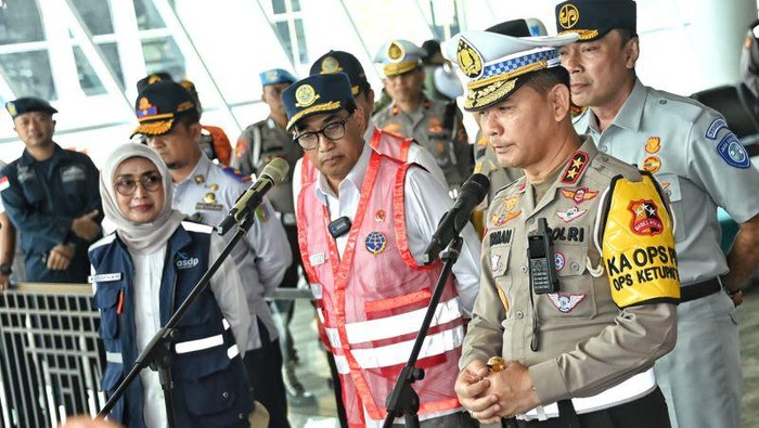 Kakorlantas Polri Irjen Firman Shantyabudi mengapresiasi warga yang tertib mengantre baik di jalan tol maupun penyeberangan di pelabuhan selama mudik 2023. (ANTARA/HO-Korlantas Polri)