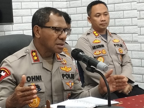 Kapolda Nusa Tenggara Timur (NTT) Irjen Johni Asadoma didampingi Kapolres Manggarai Barat AKBP Ari Satmoko saat konferensi pers pengamanan KTT ASEAN di Labuan Bajo, Kamis (27/4/2023). (Ambrosius Ardin)