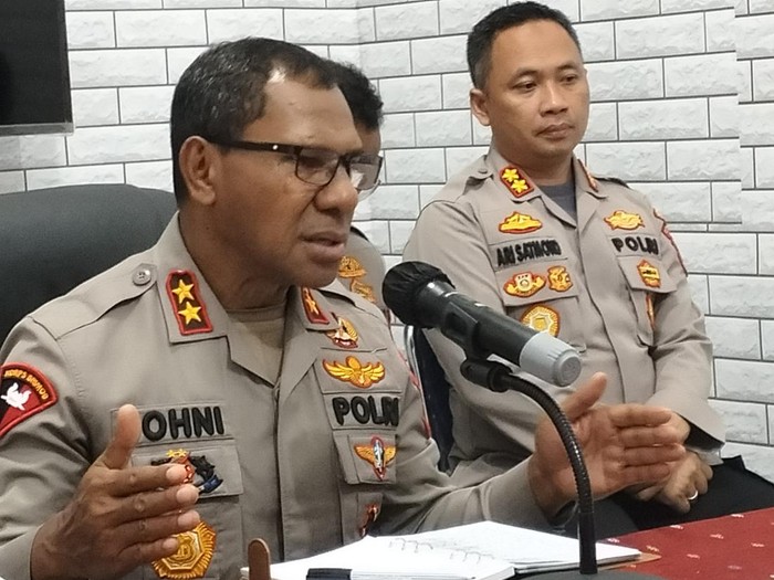 Kapolda Nusa Tenggara Timur (NTT) Irjen Johni Asadoma didampingi Kapolres Manggarai Barat AKBP Ari Satmoko saat konferensi pers pengamanan KTT ASEAN di Labuan Bajo, Kamis (27/4/2023). (Ambrosius Ardin)